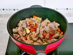 小火翻炒2分钟。