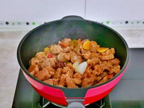 再倒入调好的酱汁翻炒。