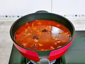 加入纯净水，可以适当多一些，因为炖的时间比较长，大约多了45分钟，时间可以自己掌握，牛肉适合自己的口感即可。