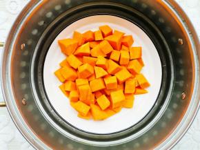 南瓜去皮切块上锅蒸熟，