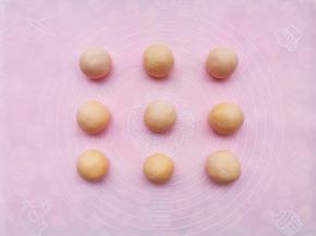 分成大小均等的小剂子搓圆，