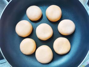 锅中加少许油，放入南瓜饼，