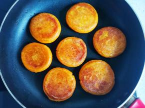 小火煎至两面金黄，完成。