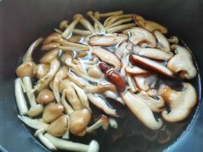 锅中烧开水，放入所有菌菇焯水2分钟捞出。