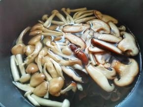 锅中烧开水，放入所有菌菇焯水2分钟捞出。