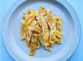 鸡蛋煎熟切条。