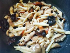 锅中少油，放姜丝炒香，放入所有菌菇类翻炒，