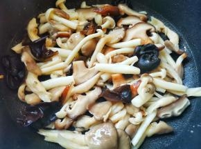 锅中少油，放姜丝炒香，放入所有菌菇类翻炒，