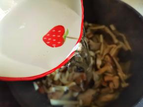 加入一碗水煮开，