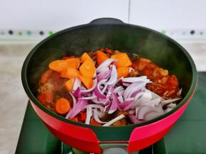 牛肉炖烂后加入洋葱，胡萝卜，按个人口味加入盐，再多10分钟。