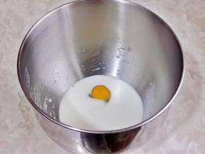 首先将牛奶，蛋液，盐，糖放入厨师机桶中。（糖与盐对角放）