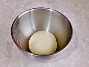 取出面团，揉圆放入器具中。