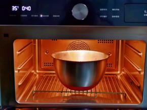 入发酵箱进行发酵，35度40分钟。（室温发酵也可以，但是一定要保持面团的湿度哈）