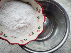 和面盆中加入糯米粉，