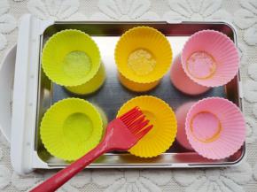 模具中刷一层油，