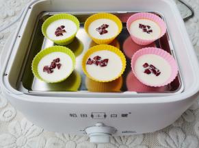 撒入红枣碎，放入蒸锅中，