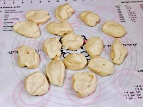 取出发酵好的面团排气，分成16等份，每个小面团约37克。