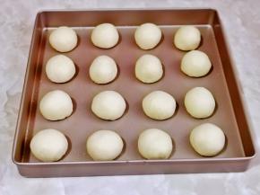 将每个小面团揉圆，放入不沾烤盘中并间隔距离，进行二次发酵。