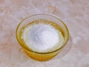 利用这时间做椰蓉酱，玉米油＋蛋液＋糖＋椰蓉，搅拌均匀。