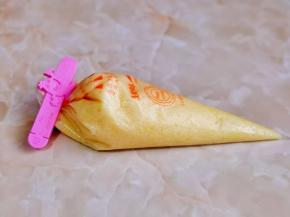 装入裱花袋中备用。