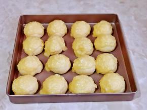 发酵至两倍大取出挤上椰蓉酱，椰蓉酱根据个人喜欢来，可多可少。