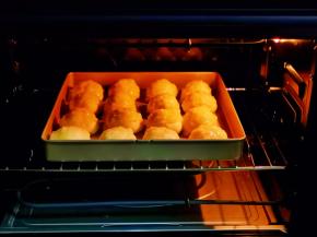 入烤箱中层，上下170度烤15-18分钟，注意观察颜色，上色后加盖一张锡纸。