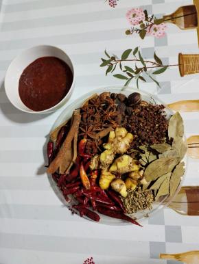 准备好所需的大料:
干辣椒1大把，花椒1大把，生姜5块，八角1把，桂皮5块，香叶1大把，小茴香籽1大把，草果10个，郫县豆瓣酱1碗！