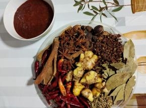 准备好所需的大料:
干辣椒1大把，花椒1大把，生姜5块，八角1把，桂皮5块，香叶1大把，小茴香籽1大把，草果10个，郫县豆瓣酱1碗！