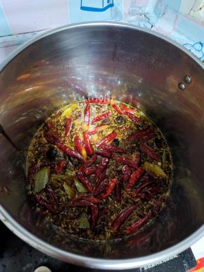 把所有的大料倒进锅里，还有上次卤牛肉的卤汤还有半盆，从冰箱拿出来的解冻放进去，再倒入3瓶啤酒，1大把冰糖，2大勺蚝油，半瓶生抽，2大勺红烧酱油！