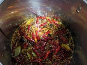 把所有的大料倒进锅里，还有上次卤牛肉的卤汤还有半盆，从冰箱拿出来的解冻放进去，再倒入3瓶啤酒，1大把冰糖，2大勺蚝油，半瓶生抽，2大勺红烧酱油！