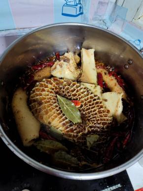 把清洗好的牛肚切成小块，放进去，再倒入适量的开水，让卤汁儿完全淹没住牛肚即可！