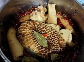 把清洗好的牛肚切成小块，放进去，再倒入适量的开水，让卤汁儿完全淹没住牛肚即可！