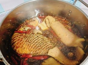 煮至牛肚可以轻松用筷子扎透，即可关火！