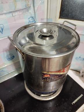 卤好的牛肚让它浸泡一晚上，让它更容易入味儿！