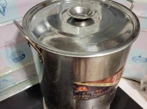 卤好的牛肚让它浸泡一晚上，让它更容易入味儿！