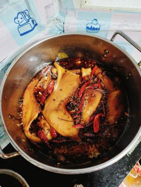 这是已经浸泡了一晚上的牛肚，麻辣鲜香，颜色也很正，我都没忍住切了一块偷吃了呢！