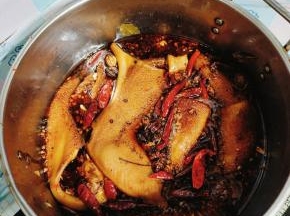 这是已经浸泡了一晚上的牛肚，麻辣鲜香，颜色也很正，我都没忍住切了一块偷吃了呢！