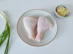 准备两个大鸡腿、葱、柠檬片。