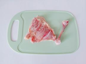 用刀在鸡腿根部剪一下，用剪刀沿着鸡腿上肉把骨头取下来。