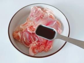 鸡腿肉放入容器，加生抽一勺。