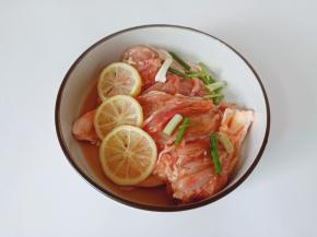 最后加上葱段和柠檬片腌制半小时。