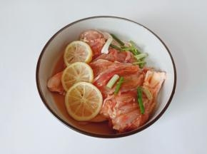 最后加上葱段和柠檬片腌制半小时。