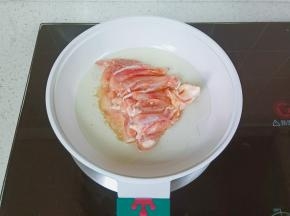 油微热【感温王冠变粉白后放入鸡腿中小火慢慢煎】