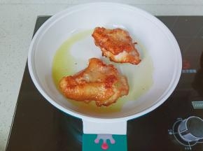 煎到鸡皮微微黄翻面煎。