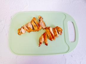 煎好的鸡腿切成小块。