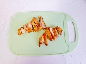 煎好的鸡腿切成小块。