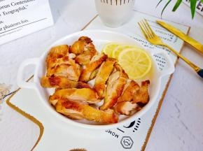 做好的鸡腿肉质鲜嫩，下酒菜或者追剧美食都有了！