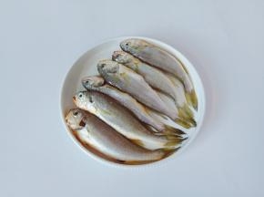 用剪刀剪开鱼肚子，把内脏清理干净。