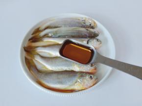 清理好的鱼加料酒一勺去腥。
