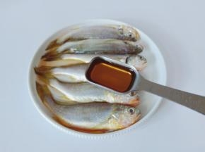 清理好的鱼加料酒一勺去腥。